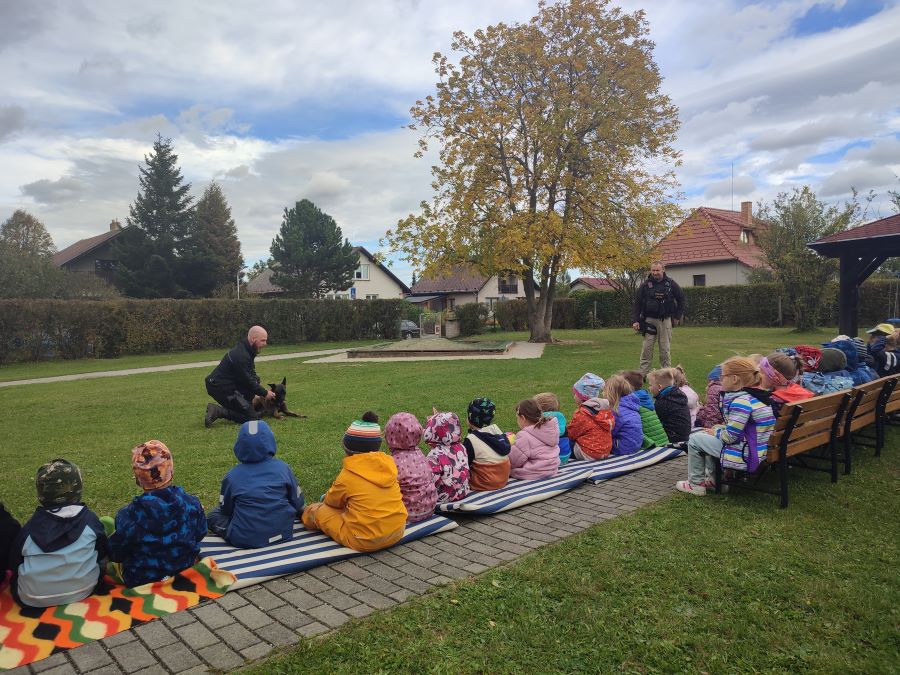 Beseda s policejními psovody ve školce